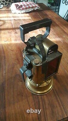 Belle ancienne lanterne à main des chemins de fer en cuivre complète H. 36 cm