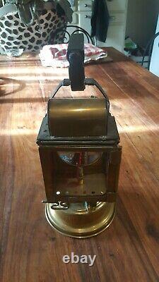 Belle ancienne lanterne à main des chemins de fer en cuivre complète H. 36 cm