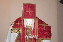 Chasuble Romaine de prêtre complète soie rouge décor broché de fil d' or XIXe