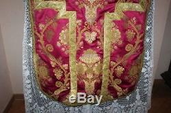 Chasuble Romaine de prêtre complète soie rouge décor broché de fil d' or XIXe