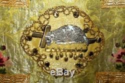 Chasuble Romaine de prêtre en drap d'or complète Agneau sur bible XIXe Siècle