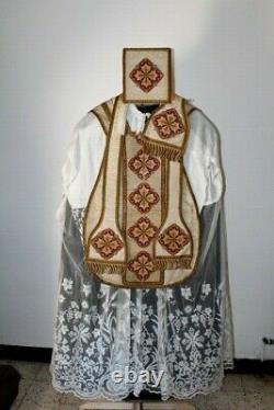 Chasuble Romaine de prêtre quasi complète blanche en soie damassée XIXe Siècle