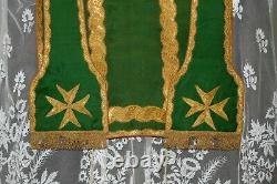 Chasuble Romaine de prêtre verte complète en soie brochée de fleurs début XIXe