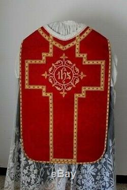 Chasuble romaine de prêtre complète en soie damassée rouge broderie Cornély XIXe