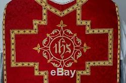 Chasuble romaine de prêtre complète en soie damassée rouge broderie Cornély XIXe
