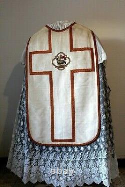 Chasuble romaine de prêtre quasi complète en soie Agneau vainqueur XIXe siècle