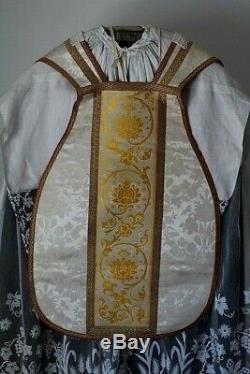 Chasuble romaine de prêtre quasi complète en soie damassée blanche XIXe siècle